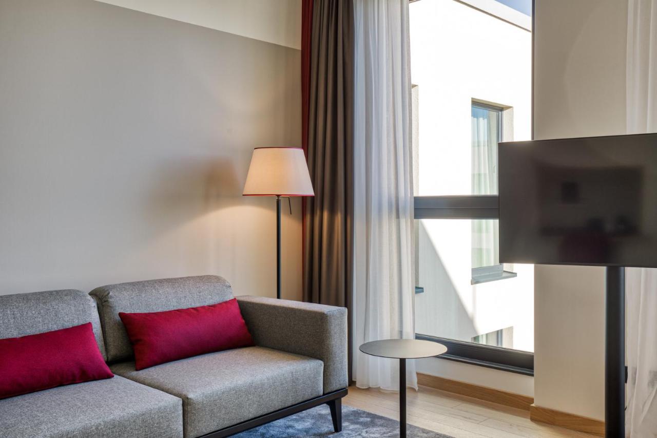 Intercityhotel Berlin Airport Ber Terminal 1 & 2 Schönefeld Exterior foto The interior of a room at the hotel